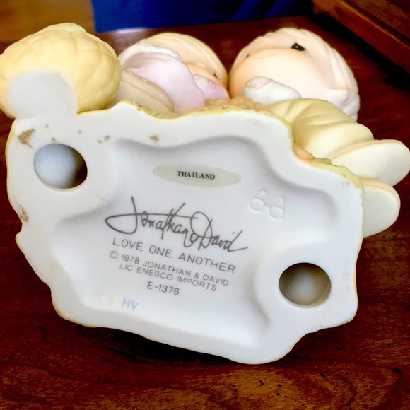 “Love One Another” Ceramic Statue. - Picture 3 of 3